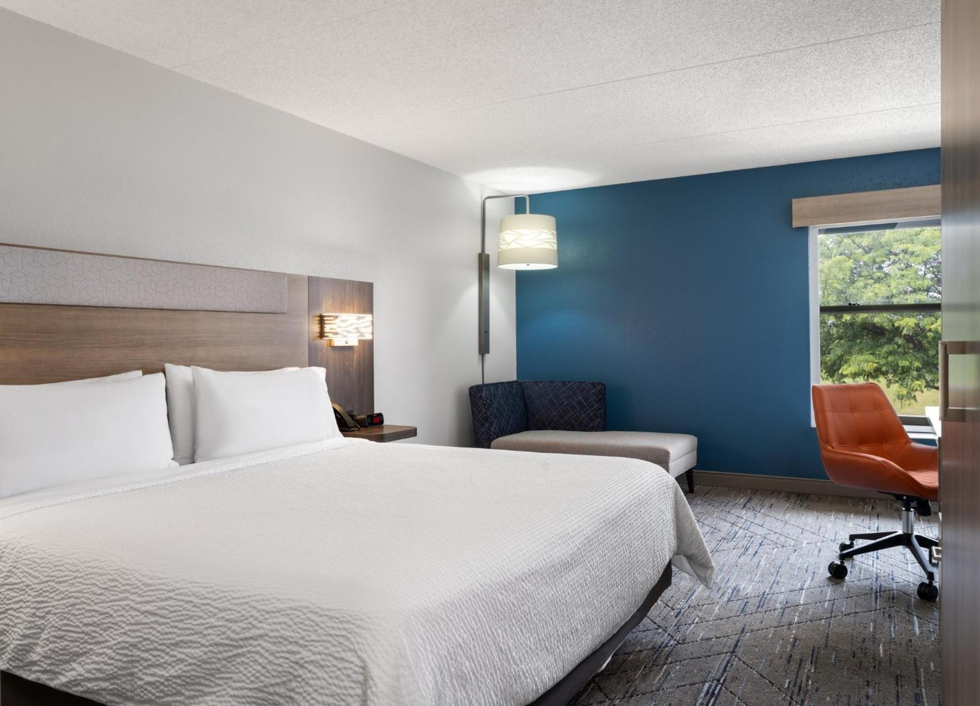 Holiday Inn Express Indianapolis Airport By Ihg Plainfield Exterior photo