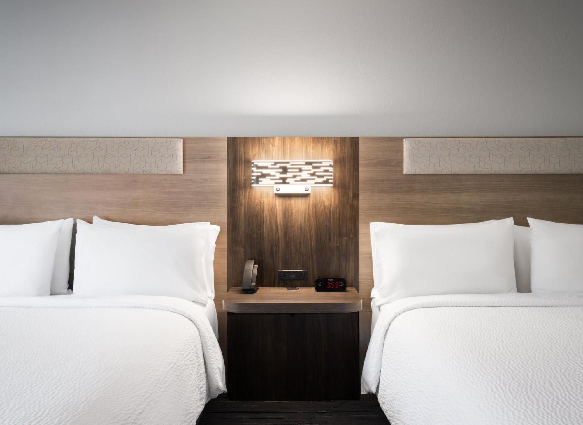 Holiday Inn Express Indianapolis Airport By Ihg Plainfield Exterior photo