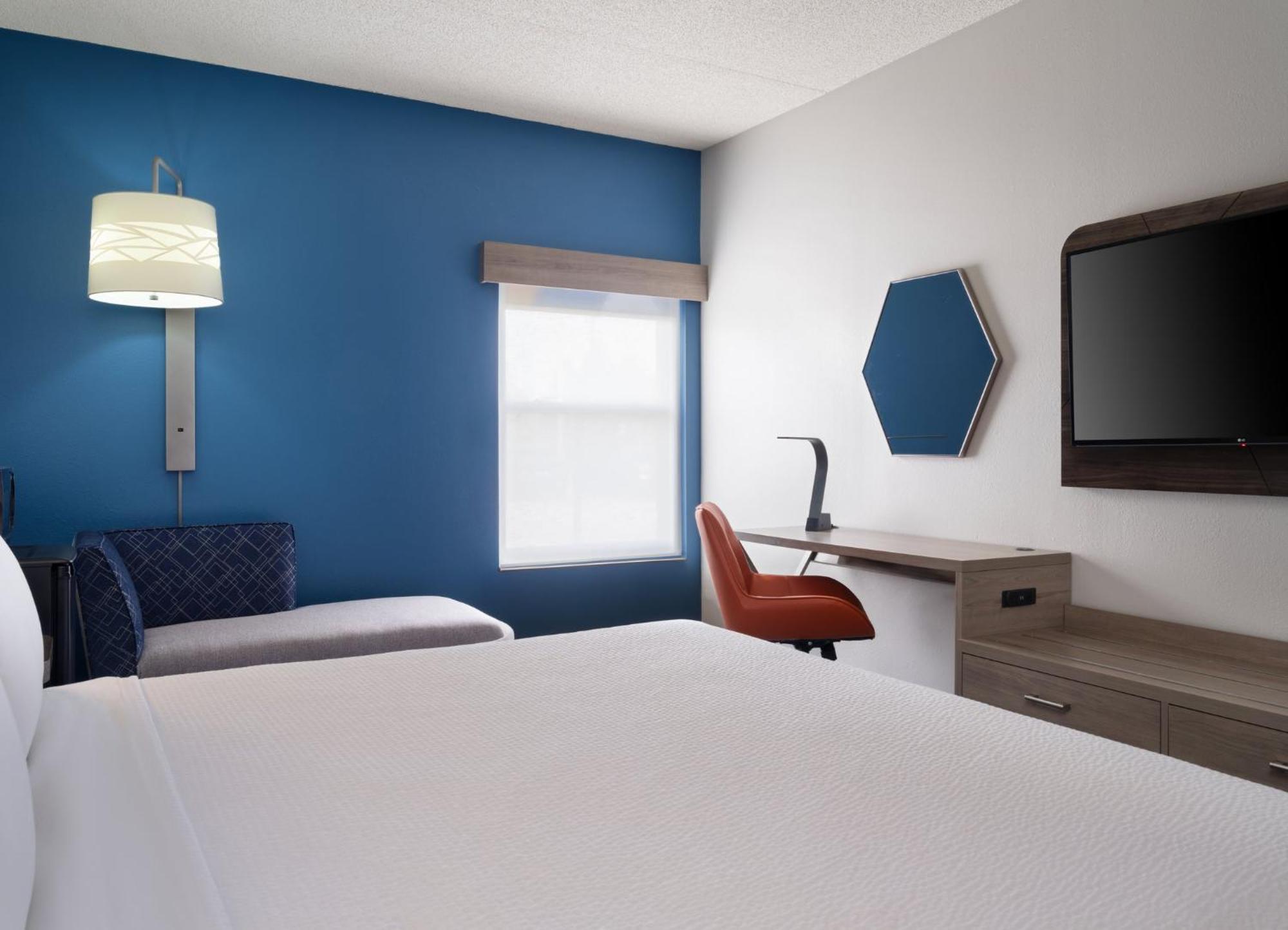 Holiday Inn Express Indianapolis Airport By Ihg Plainfield Exterior photo