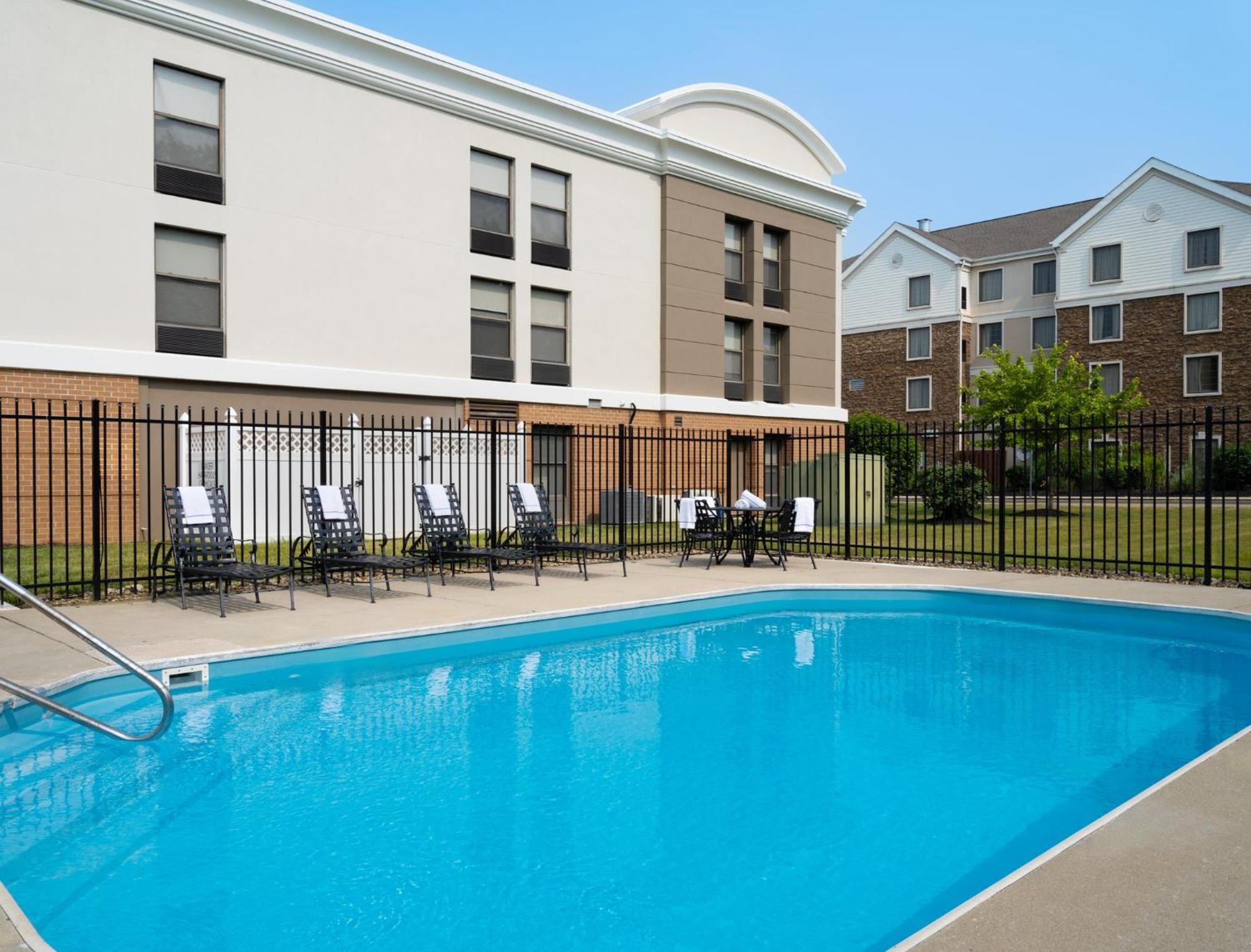 Holiday Inn Express Indianapolis Airport By Ihg Plainfield Exterior photo